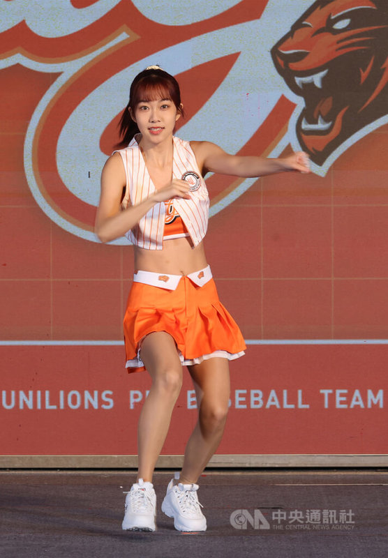 中華職棒統一獅隊啦啦隊Uni Girls新成員10日在年度發表會中亮相,其中一人為來自台南、喜歡跳舞的侯芳,她也曾是PLG攻城獅啦啦隊成員。中央社記者張新偉攝 113年3月10日