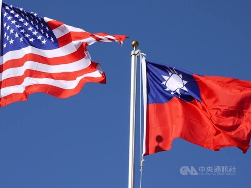 圖為美國與中華民國國旗。（中央社檔案照片）