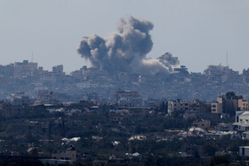 以色列與哈馬斯之間衝突未歇，加薩9日遭空襲後升起濃煙。（路透社）
