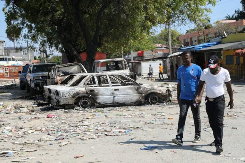 海地首都太子港街頭9日可見幫派暴力下被燒毀的車輛。（路透社）