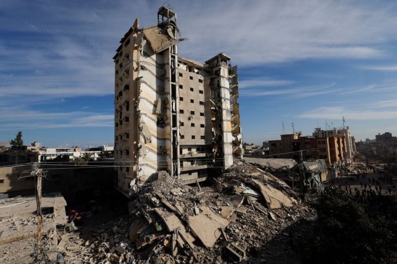 圖為加薩南部拉法建築遭以色列空襲摧毀。（路透社）