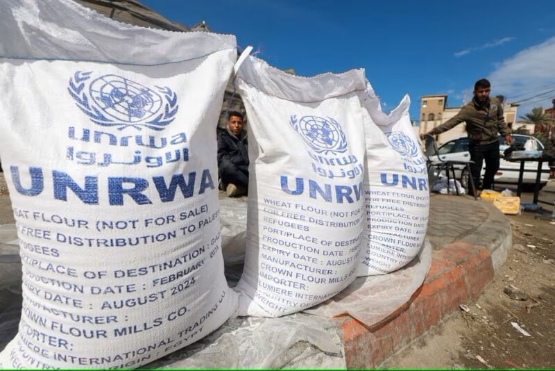 圖為印有聯合國近東巴勒斯坦難民救濟工作署字樣的麵粉袋。（路透社）