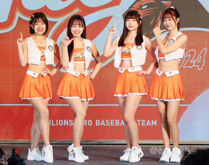 中華職棒統一獅隊啦啦隊Uni Girls新球季售票發表會10日在台北舉行,4名新成員侯芳(右起)、包子、Chihiro(千紘)、Nozomi(希美)會中亮相,其中Chihiro與Nozomi都曾擔任日職西武獅隊啦啦隊。中央社記者張新偉攝 113年3月10日