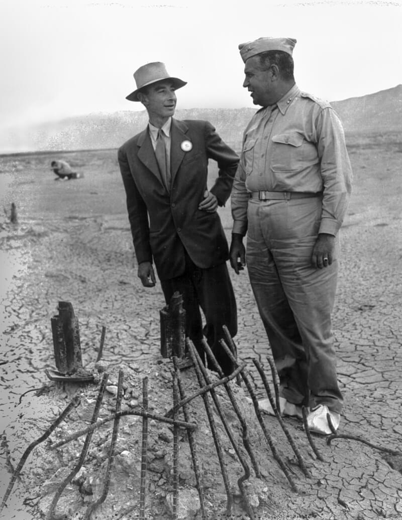 圖為1945年9月奧本海默（左）與主導「曼哈頓計劃」的美國陸軍工程兵團少將萊斯利格羅夫斯（右）在「三位一體」核試場的合影。在電影「奧本海默」裡，萊斯利格羅夫斯的角色是由美國男演員麥特戴蒙飾演。（圖取自維基百科，版權屬公有領域）