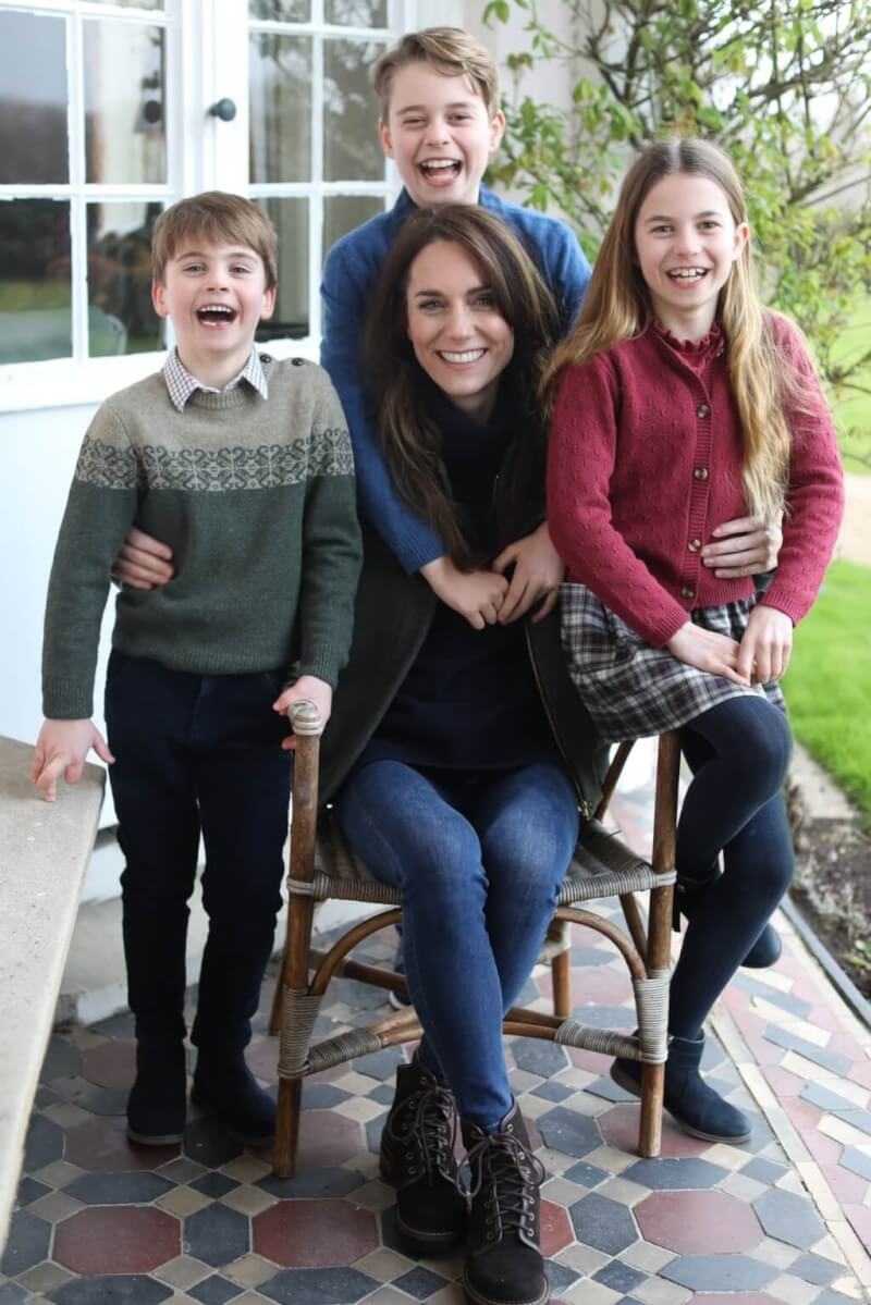 英國肯辛頓宮10日發布凱特王妃和3名子女合照，照片明顯有修改痕跡，遭美聯社等國際通訊社撤圖。（圖取自twitter.com/KensingtonRoyal）
