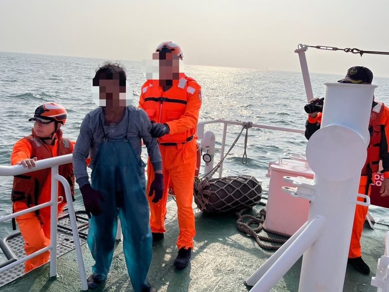 高雄籍一艘捕蟹漁船11日清晨在外傘頂洲擱淺翻覆,海巡署布袋海巡隊獲報立即派巡防艇馳援,將船上4人平安救起。(布袋海巡隊提供)中央社記者蔡智明傳真 113年3月11日