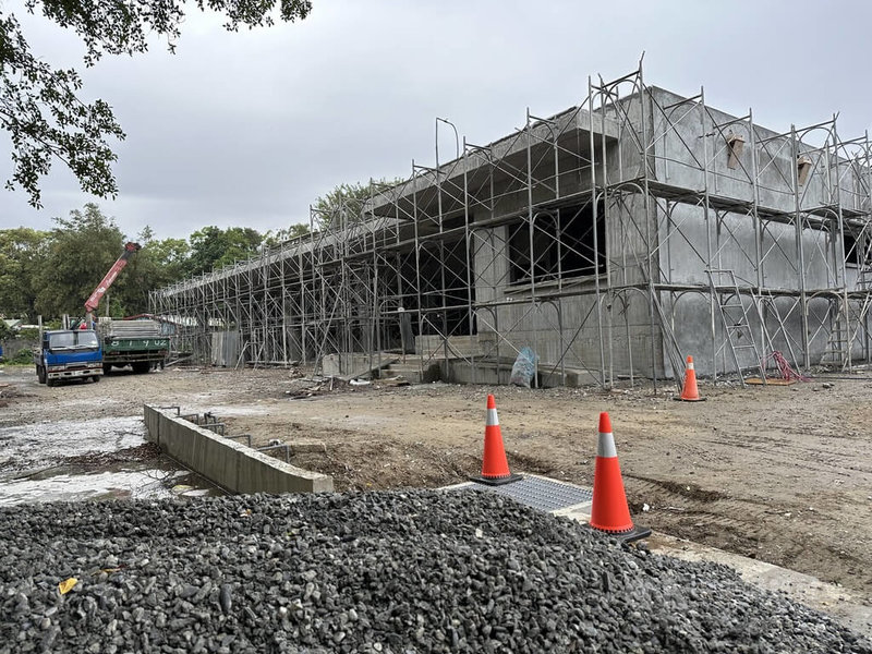 花蓮縣環保局在美崙工業區附近建置「環保餐具清洗中心」,目前工程進度超前,預計113年底完工。中央社記者李先鳳攝 113年3月11日