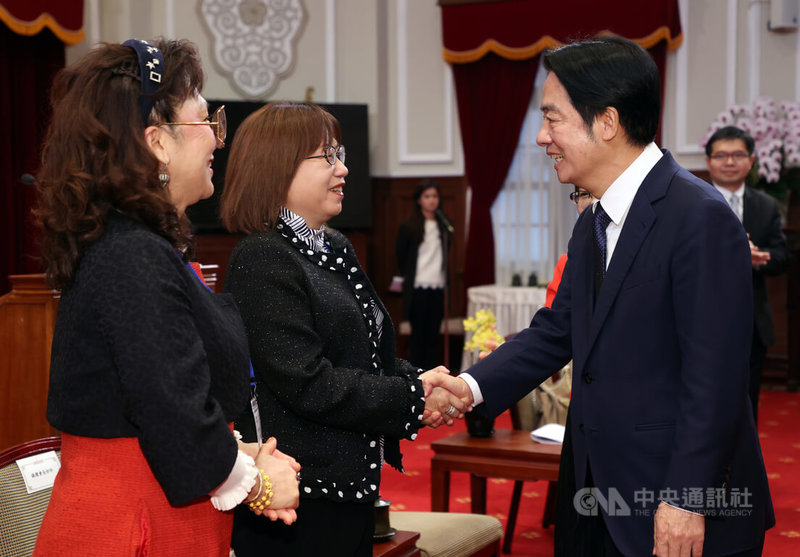 副總統賴清德(前右)11日在總統府接見「日本台灣商會聯合總會回國訪問團」,與日本台灣商會聯合總會總會長錢妙玲(前左2)握手致意。中央社記者鄭傑文攝 113年3月11日