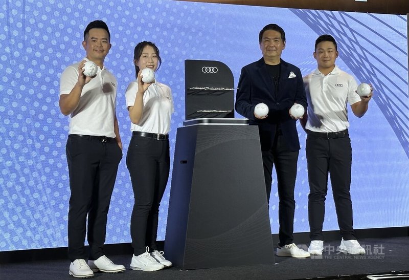 國際知名車廠將在台灣推出「Audi Golf League」計畫，邀請職業高爾夫好手詹世昌（左1）、李玠柏（右1）、侯羽薔（左2）擔任品牌大使，11日與台灣奧迪行銷處長石田英明（右2）合影。中央社記者黎建忠攝  113年3月11日