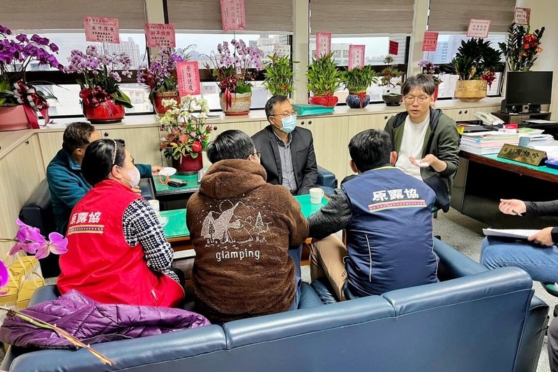桃園市政府觀光旅遊局長周柏吟(後右)表示,市府在民國112年初即成立跨局處輔導小組及專業輔導團,邀集市府相關局處現勘會審,目前已輔導76家業者提出申請、22家通過第一階段露營場土地使用許可,113年將持續輔導加速協助露營業者朝合法化邁進。(桃園市政府觀光旅遊局提供)中央社記者吳睿騏桃園傳真 113年3月11日