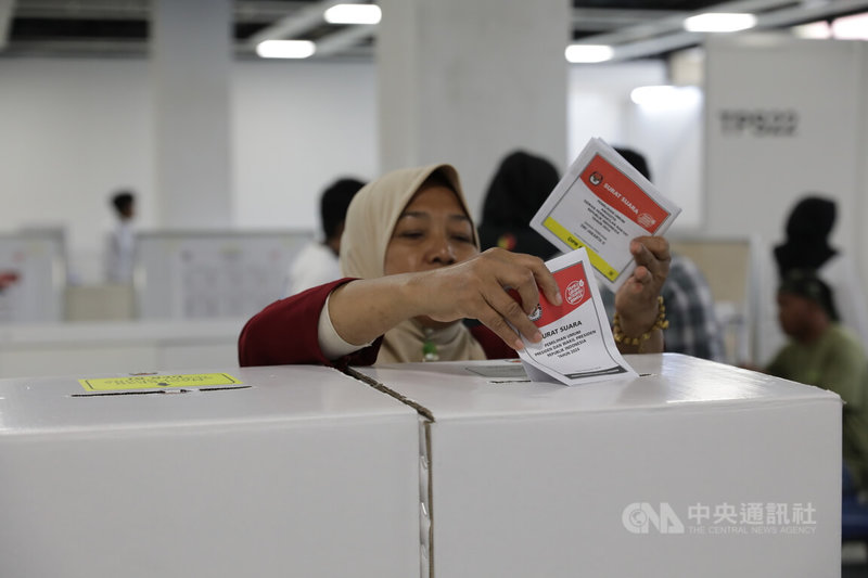 印尼總統大選雖於2月中旬落幕，但在馬來西亞的海外投票卻因出現違規行為需重新投票，旅居大馬的印尼公民10日赴投票站重新投票。中央社記者黃自強吉隆坡攝 113年3月11日