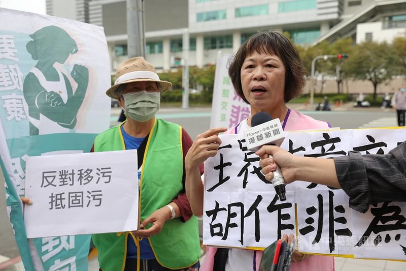 環境部11日在高雄舉辦環評空污增量抵換說明會,在地多個環團到場陳情,台灣要健康婆婆媽媽爸爸協會理事長洪秀菊(右)會前表示,空污抵換不是不能做,但必須公開抵換方式、原則及相關細節,並要求刪除離島跨區抵換,「南部是空污重災區」,呼籲從根本檢討污染減量方法、淘汰高污染產業。中央社記者張已亷攝 113年3月11日