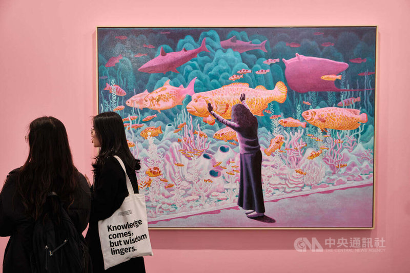 「2024馬德里台灣藝術週」日前在馬德里舉行。呼應西班牙與海洋的關係，特別以台灣藝術家孫培懋的超現實奇幻作品「我曾想像著自己就是幽暗深海裡的那條魚」作為主視覺，在UVNT Art Fair當代藝術博覽會展出。中央社記者胡家綺馬德里攝  113年3月11日