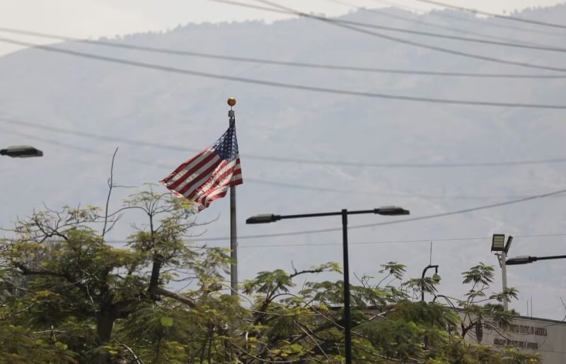 海地首都太子港爆發幫派暴力，美國大使館10日開始撤離非必要人員。（路透社）