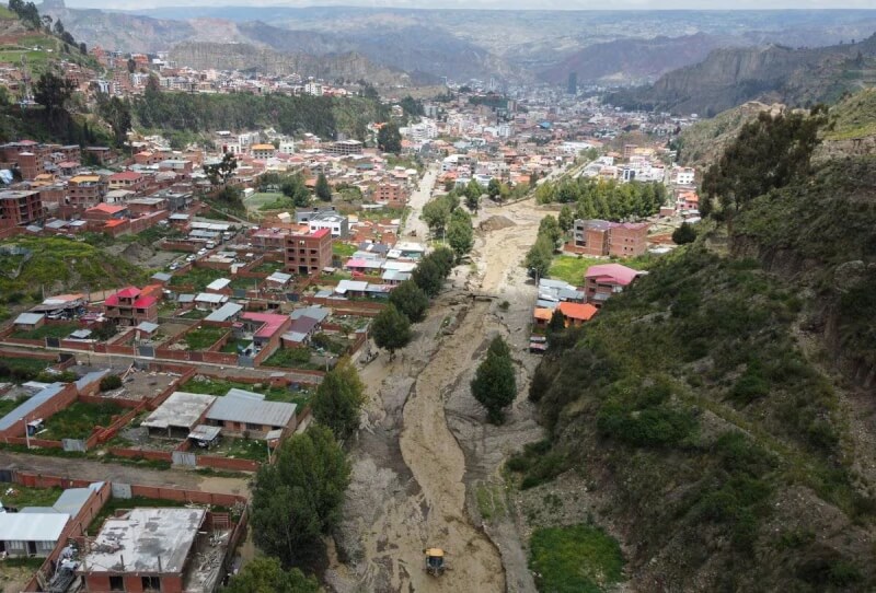 玻利維亞首都拉巴斯豪雨成災河流潰堤，9日空拍畫面可見街道仍有部分積淹水未退。（路透社）