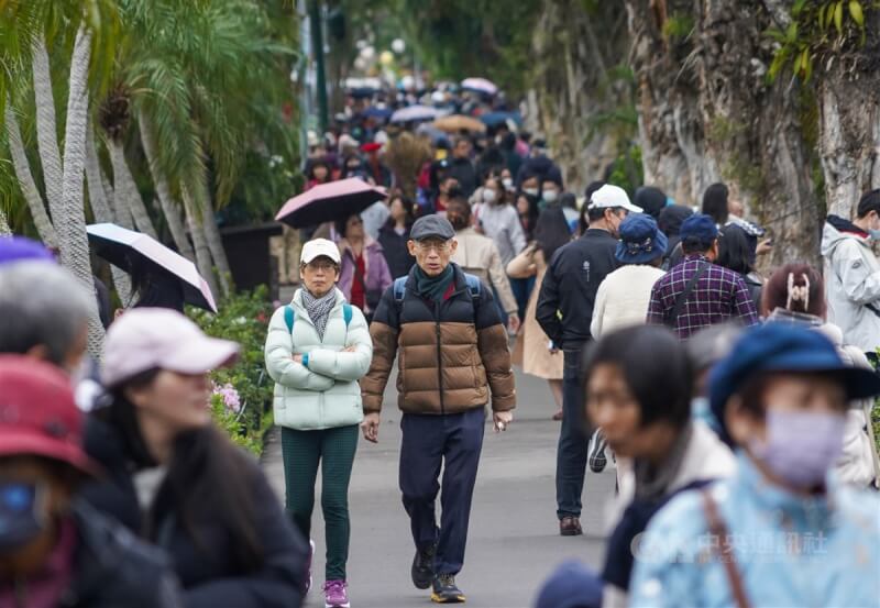 圖為民眾穿著保暖衣物外出，前往台北士林官邸賞花散步。（中央社檔案照片）