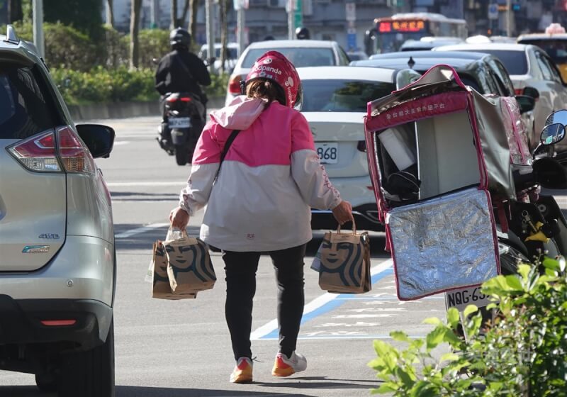 圖為外送員在台北南港軟體園區送貨。（中央社檔案照片）