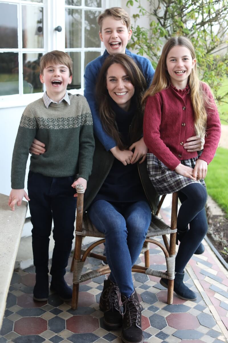 英國凱特王妃10日發布她和3名子女的合照。（圖取自twitter.com/KensingtonRoyal）