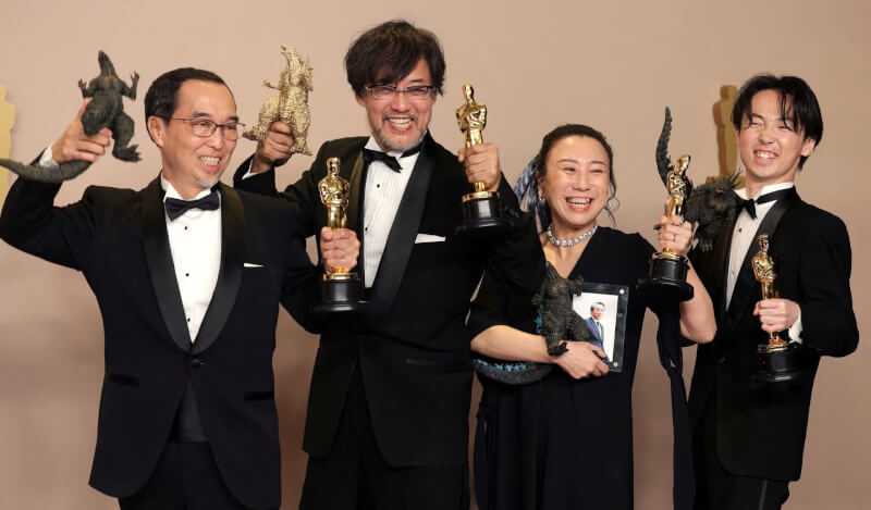 导演山崎贵（左2）带著哥吉拉模型出席奥斯卡。（路透社）