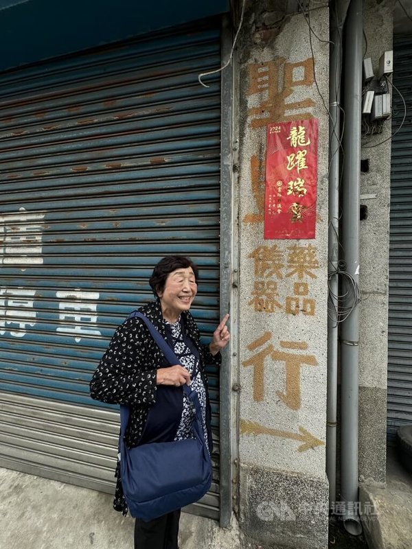 灣生二代83歲宣子(圖)11日在台糖公司虎尾廠協助下展開尋根之旅,憑藉著記憶找到老家開心留影紀念。中央社記者姜宜菁攝 113年3月11日