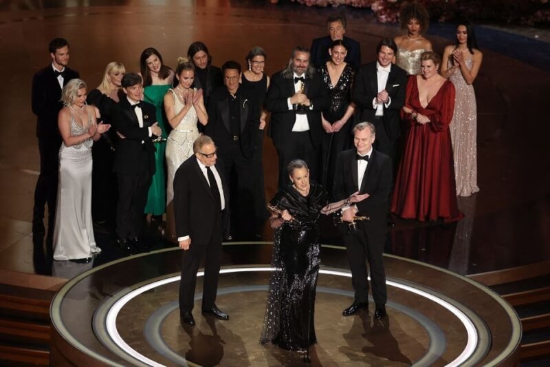 「奥本海默」10日在奥斯卡颁奖典礼，获颁最高荣誉最佳影片奖。（路透社）