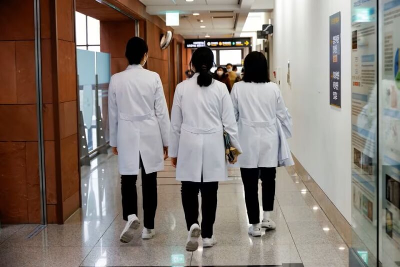 圖為2月時韓國首爾世福蘭斯醫院內醫護人員。（路透社）