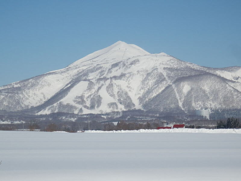 新雪谷安努普利山。（左圖取自維基共享資源，作者Wakimasa，CC BY-SA 3.0）