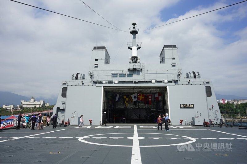海軍敦睦遠航訓練支隊12日靠泊花蓮港,磐石軍艦開放民眾參觀。中央社記者張祈攝 113年3月12日