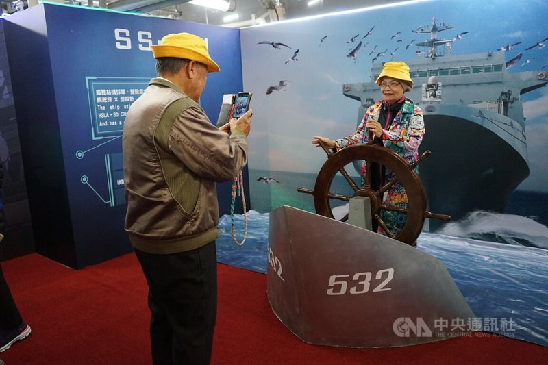 海軍敦睦遠航訓練支隊12日靠泊花蓮港,磐石軍艦文宣館設10個展區,吸引民眾前往參觀並拍照留念。中央社記者張祈攝 113年3月12日