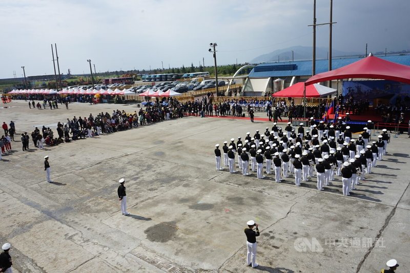 海軍敦睦遠航訓練支隊12日靠泊花蓮港,開放民眾登艦參觀,現場安排海軍官校鼓號樂隊、陸戰樂儀隊及莒拳隊演出。中央社記者張祈攝 113年3月12日