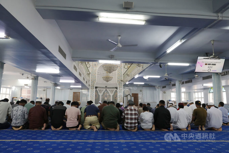 馬來西亞穆斯林從12日起進入齋戒月，大批穆斯林在清真寺內以頌經去除日常生活的罪愆，尋求心靈淨化，請求獲得真主指引，共享和平與幸福。中央社記者黃自強吉隆坡攝  113年3月12日