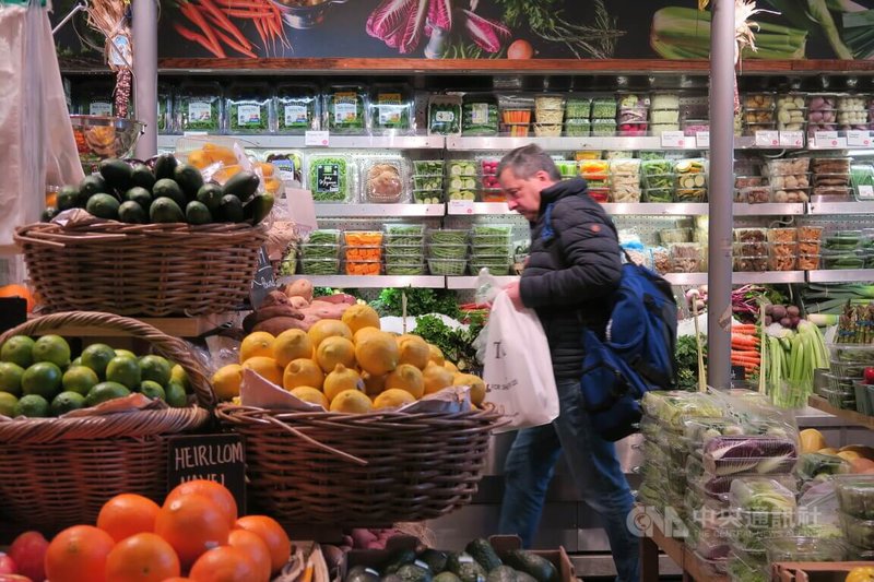 美國勞工部12日公布，2月消費者物價年增3.2%，高於市場預期。圖為紐約民眾在曼哈頓一間超市購物。中央社記者尹俊傑紐約攝 113年3月12日