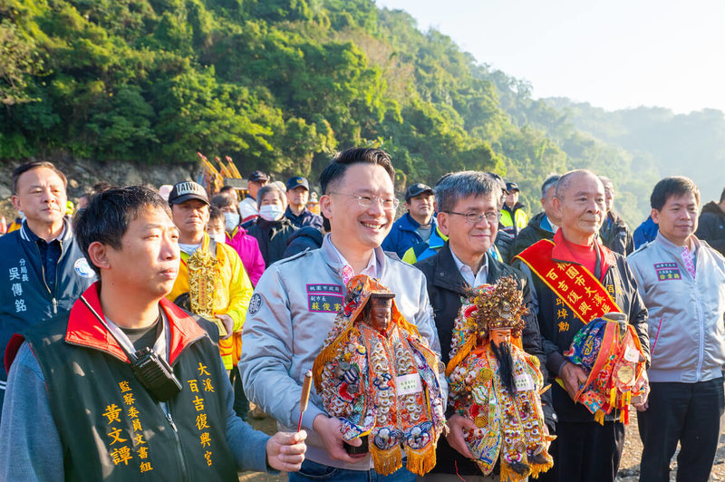 桃園市副市長蘇俊賓(前左2)12日出席石門水庫舉辦的年度水上媽祖遶境祈福活動,他表示,會積極維護媽祖水上遶境等傳統文化。(桃園市府提供)中央社記者葉臻傳真 113年3月12日
