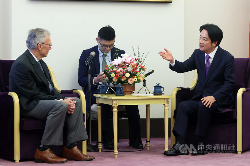 副總統賴清德（右）12日上午接見「美國進步中心」訪問團時表示，台灣站在面對中國威脅的第一島鏈關鍵位置，也是美國在印太區域重要夥伴國家，期待得到美國進步中心以及美國包括國會、政府支持，共創印太區域安全與繁榮發展。中央社記者鄭傑文攝  113年3月12日