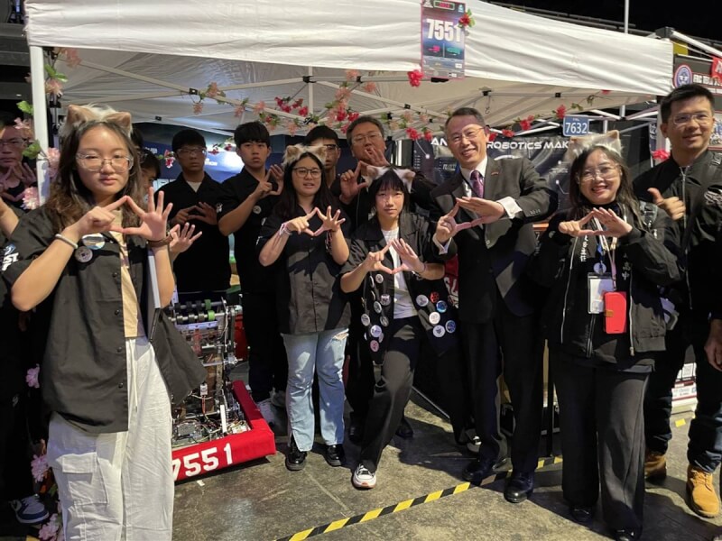 國際高中生機器人大賽(2024 FIRST Robotics Competition)登場,學生踴躍與各國代表隊交流互動,展現台灣青年科技軟實力。(駐土耳其代表處提供)中央社 113年3月12日