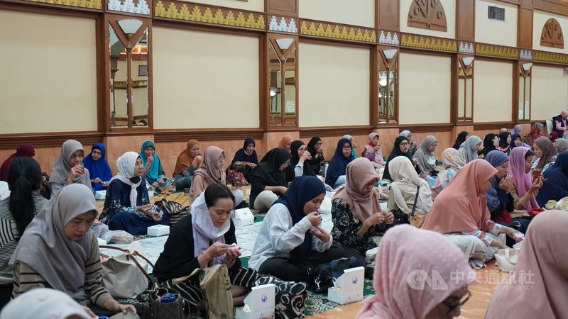 印尼2.7億人口中約有9成是穆斯林，是全球穆斯林人口最多的國家。圖為雅加達阿爾阿札清真寺舉辦共同開齋活動，吸引近百名穆斯林參加。中央社記者李宗憲雅加達攝  113年3月12日