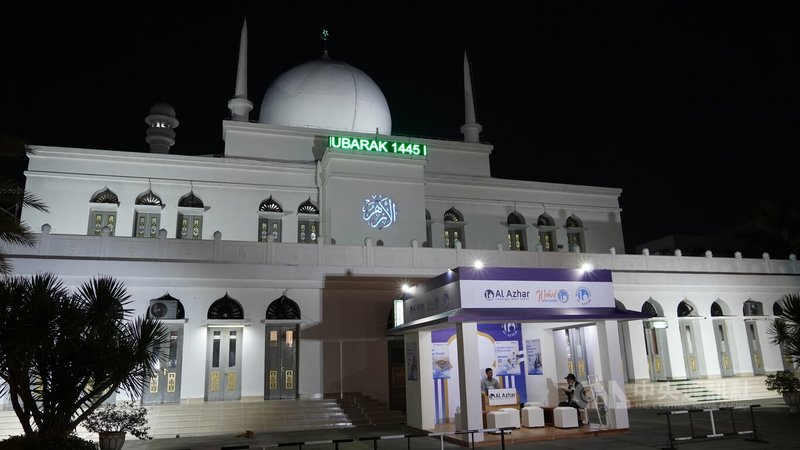 位于雅加达市区的阿尔阿札清真寺在斋戒月期间会提供免费饭盒，给穆斯林开斋使用。中央社记者李宗宪雅加达摄  113年3月12日