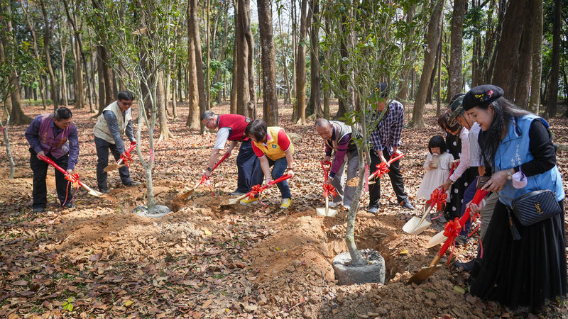 茂林國家風景區管理處12日配合植樹節，在高雄市六龜區新威森林公園舉辦「漫步新威，植愛茂林」活動，邀請民眾一起種下樹苗，有家長帶著孩子一同參與。（茂林國家風景區管理處提供）中央社記者張已亷傳真  113年3月12日