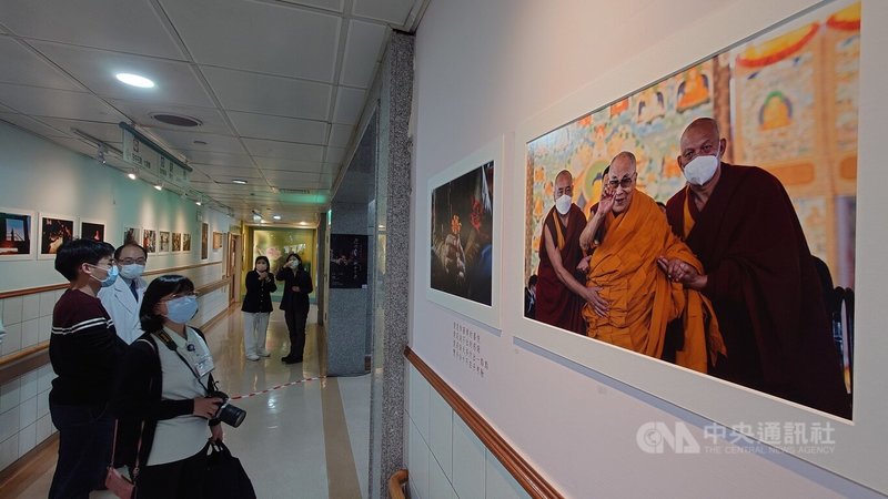 攝影師邱宗怡即日起在大林慈濟醫院心蓮病房記憶長廊舉辦「願心造舟 迎岸有花」攝影展，展出邱宗怡到印度達蘭薩拉記錄藏人生活的作品，包括西藏精神領袖達賴喇嘛主持法會的畫面。中央社記者蔡智明攝  113年3月12日
