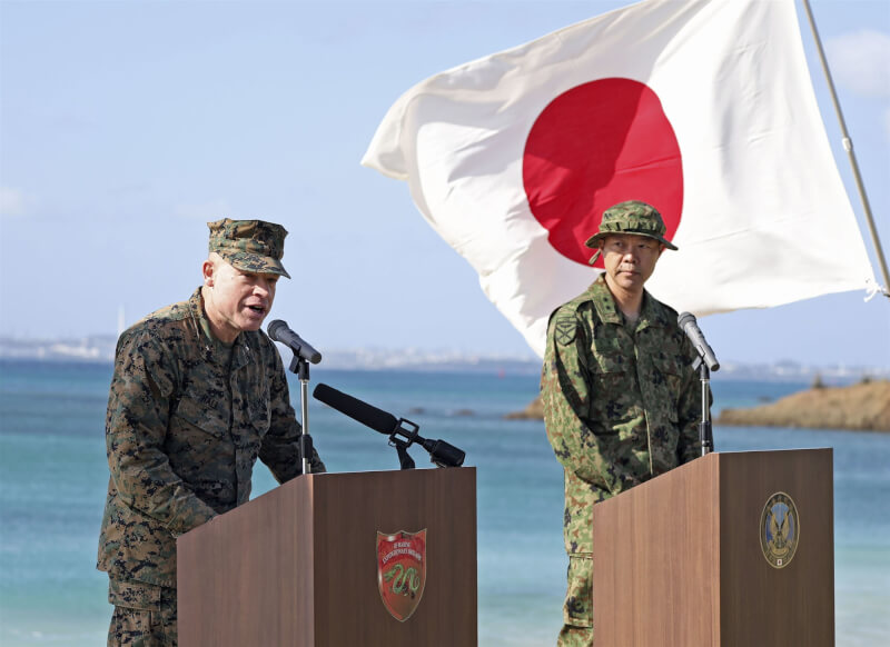 圖為美軍海軍准將霍爾（Trevor Hall）（左）和日本陸上自衛隊水陸機動團團長北島一陸將補（右）12日在記者會上談話。（共同社）