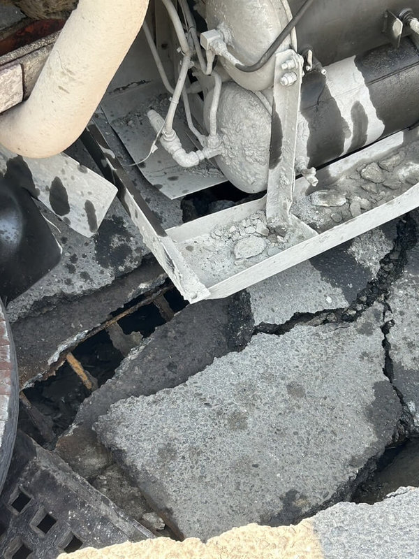一輛混凝土預拌車12日上午行經高雄市路竹區成功路,倒車時路面突然發生塌陷,導致車輛陷入坑洞中,所幸未傳人員傷亡。目前路面坍塌原因仍在釐清中。(高雄市政府水利局提供)中央社記者張已亷傳真 113年3月12日