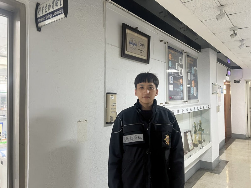 31歲的三峽分局巡官陳偉曦表示,透過現場的蛛絲馬跡及清潔隊員撈出部分垃圾廢棄物,加上現場無味道,進一步檢查發現這具溶屍手腕、關節處有螺絲、鋼釘,加上身上有保麗龍、塑膠,顯示這具溶屍為拍攝戲道具。(新北市三峽分局提供)中央社記者楊侃儒傳真 113年3月13日