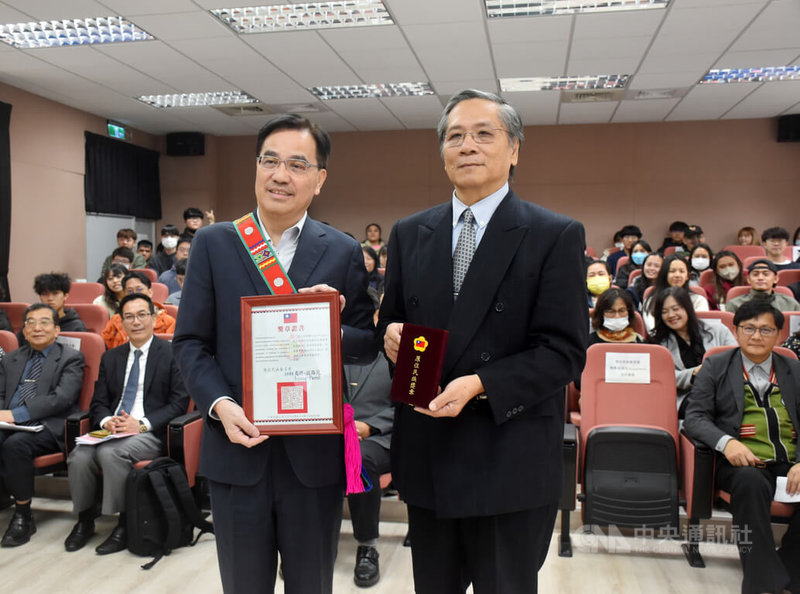 國立東華大學退休教授高德義（前右）1990年代投入原住民族權利發展與法制建構，原民會主委夷將．拔路兒Icyang．Parod（前左）13日頒贈一等原住民族獎章，肯定高德義的付出。中央社記者張祈攝  113年3月13日