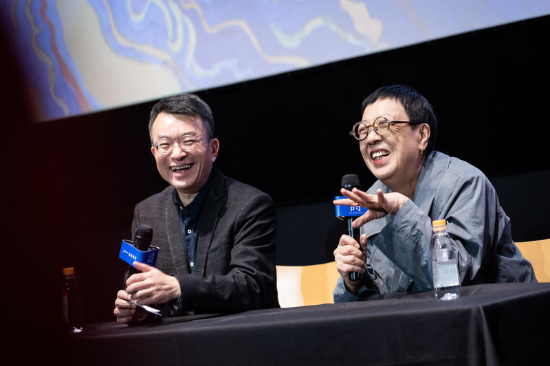 香港名導許鞍華（右）帶著紀錄片「詩」訪台，12日晚間與知名影評人聞天祥（左）對談，分享拍攝心路歷程。（佳映提供）中央社記者王心妤傳真  113年3月13日