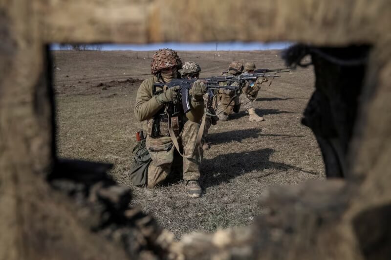 圖為4日烏克蘭軍人接受訓練畫面。（路透社）