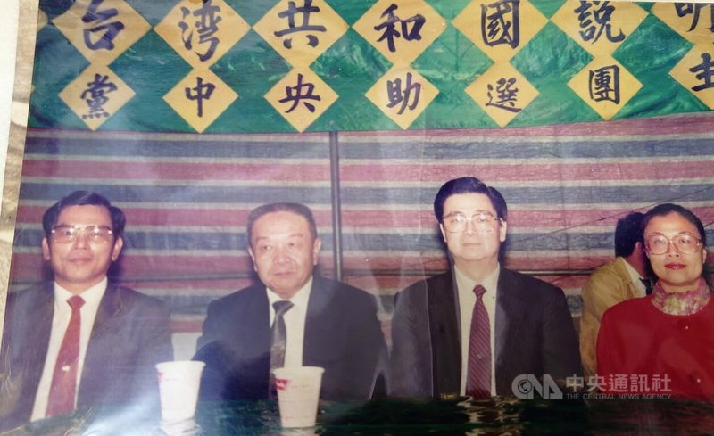 民進黨創黨元老曾廷常1970年代即參與政治活動,珍藏解嚴前後政治活動史料。圖為曾廷常(左起)與已故前民進黨主席黃信介、已故前立委黃爾璇早年宣導台灣共和國合影。中央社記者蔡智明攝 113年3月13日