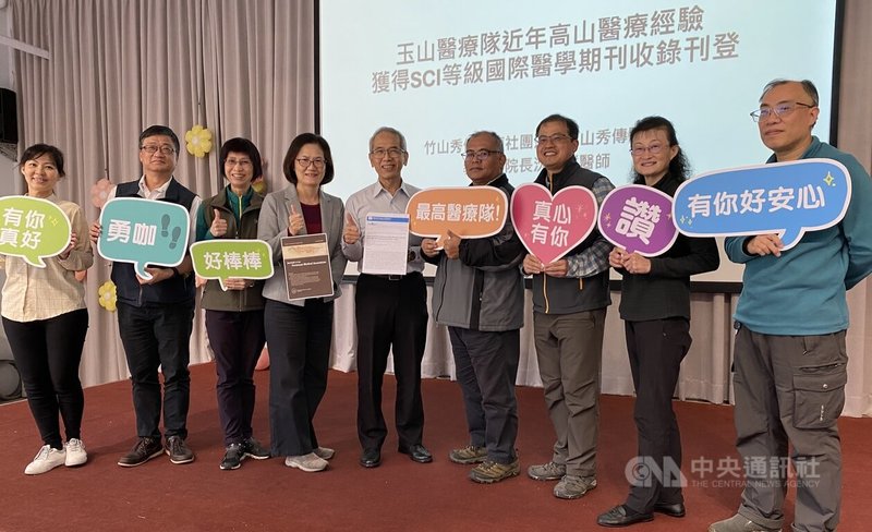 竹山秀傳醫院玉山醫療隊每逢假日駐守玉山國家公園排雲醫療站守護山友健康，院方並整理醫療隊累積臨床資料發表高山症相關研究，獲國際醫學期刊收錄刊登，13日由院長莊碧焜（中）說明。中央社記者蕭博陽南投縣攝  113年3月13日