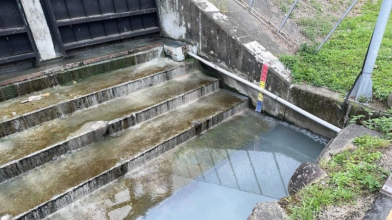 有民眾向議員陳情在竹北市頭前溪堤防道路的水閘門常有不明白色混濁污水且飄散惡臭。新竹縣環保局13日表示，12日獲報到場了解，發現確有浮油及白濁水情形，後續將追查是否為餐廳或家庭廢水所致。（新竹縣環保局提供）中央社記者郭宣彣傳真  113年3月13日