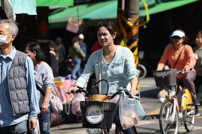 圖為台北市東湖傳統市場騎單車採買民眾。（中央社檔案照片）