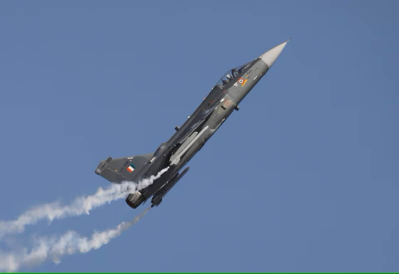 印度空軍一架「光輝號」（Tejas）戰鬥機在2019一場慶祝活動中進行表演。（路透社）